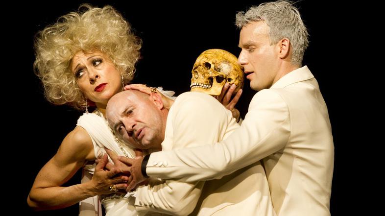 V predstavi igrata tudi Maruša Geymayer-Oblak in Boris Kos. (Foto: Žiga Koritnik