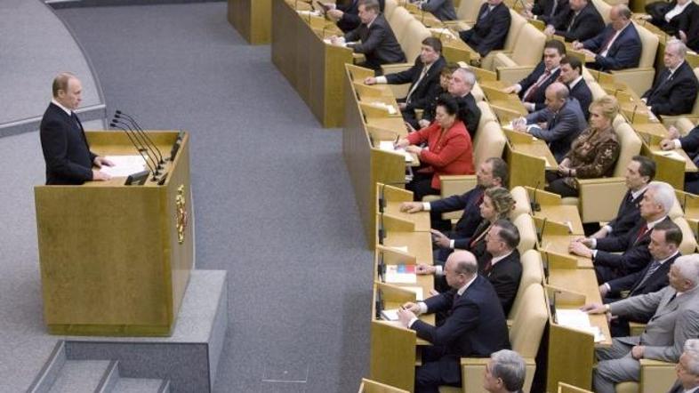 Vladimir Putin odgovarja na vprašanja v dumi.