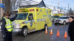 avtobus zapeljal v vrtec v Quebecu reševalno vozilo