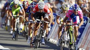Potem ko se je vrsta kolesarjev zložila je sprint etape dobil Petacchi. (Foto: R
