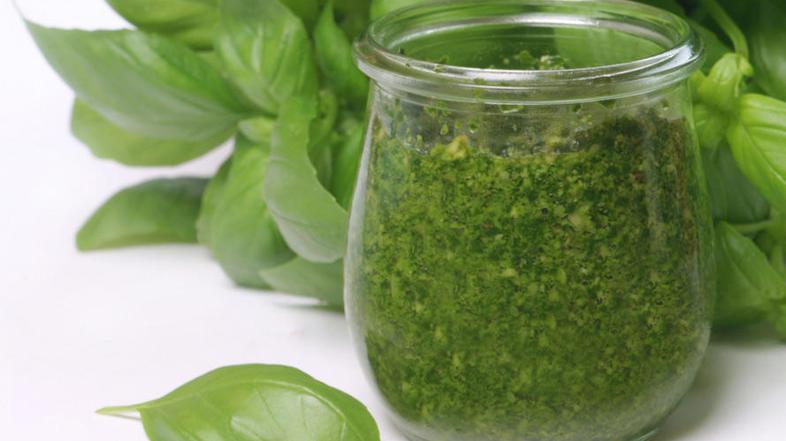 Pesto z baziliko lahko pripravite na zalogo.
