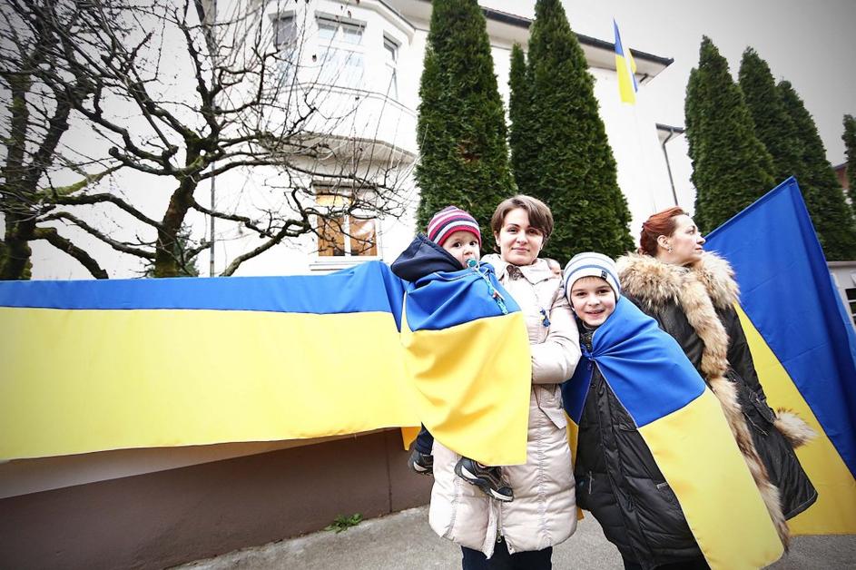 Protest pred ukrajinskim veleposlaništvom v Ljubljani