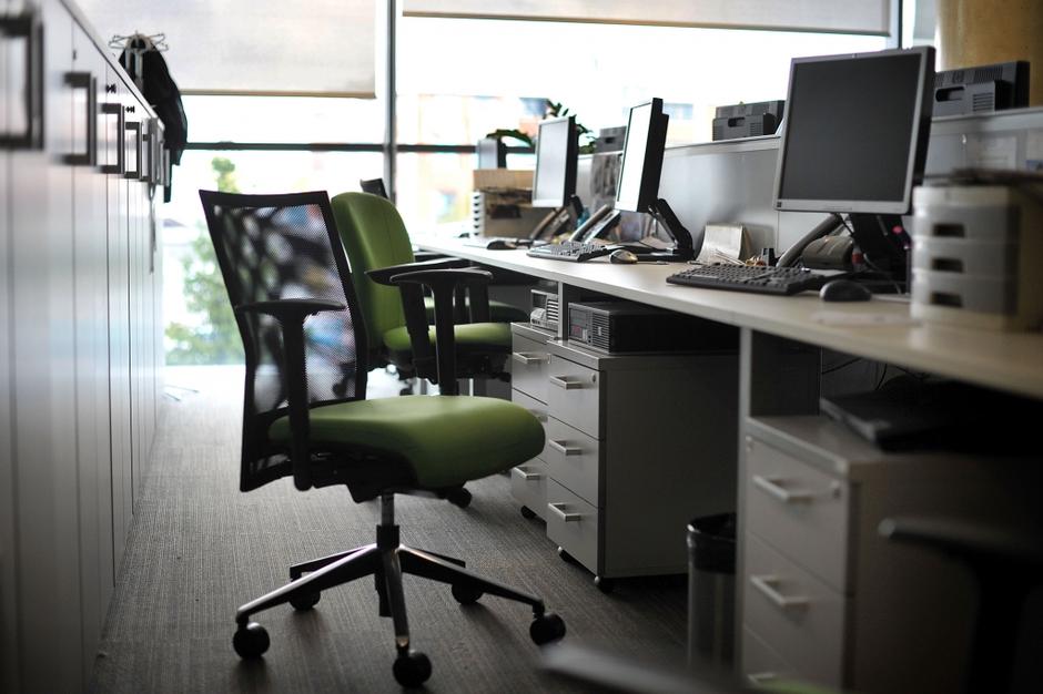 slovenija 21.10.11, pisarniski material, racunalnik, stol, miza, omara, pisarna, | Avtor: Anže Petkovšek