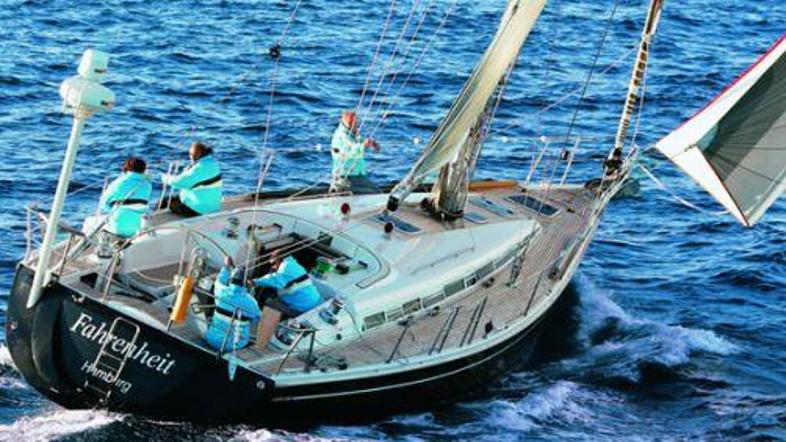 Pod vso palubno opremo, vključujoč okna, se podpisuje Lewmar, kar je garancija z