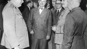 Churchill na fotografiji iz 17. julija 1945. Poleg njega sta še ameriški predsed