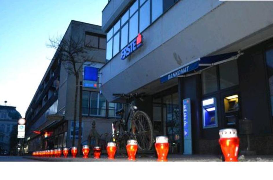 Prižig sveč pred bankami na Hrvaškem