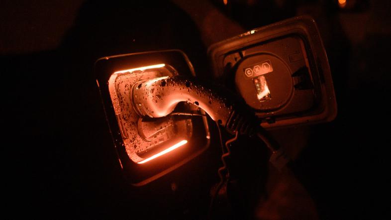 Električna polnilnica, električni avto