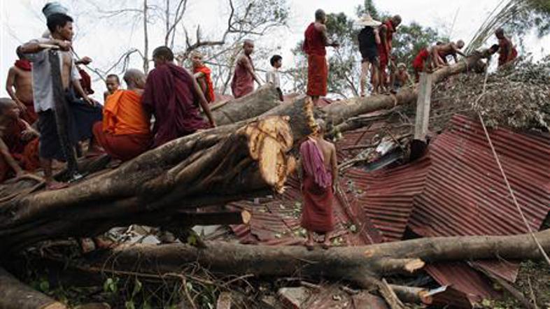 Opozicija je hunto obtožila, da želi razmere izkoristiti za utišanje nasprotniko