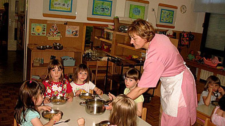 Malčki so četrtek večinoma preživeli na hodniku, saj je bilo v igralnici razbito