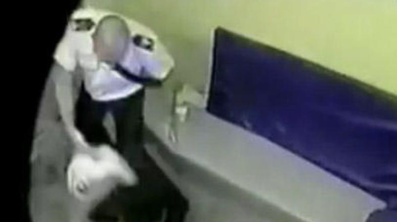 Andrews bo zaradi napada na žensko šest mesecev preživel v ječi. (Foto: YouTube)