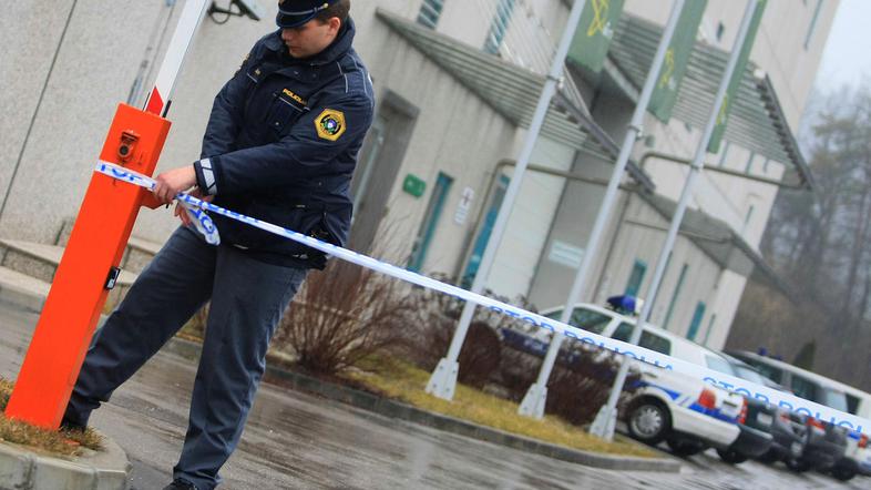 tuš, policist, policijski trak