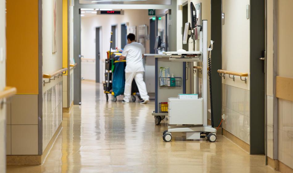 Kaos v zdravstvu: Z zlomljeno nogo čakal ure, nato premeščen drugam