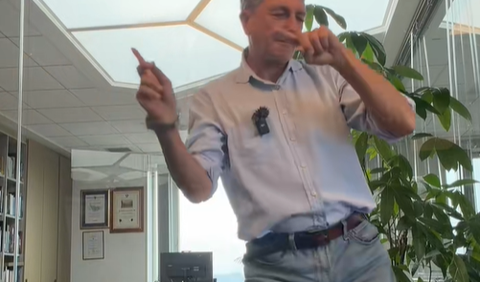 Po objavi novega videa so nekateri mnenja, da se je Pahorju "skeglalo"