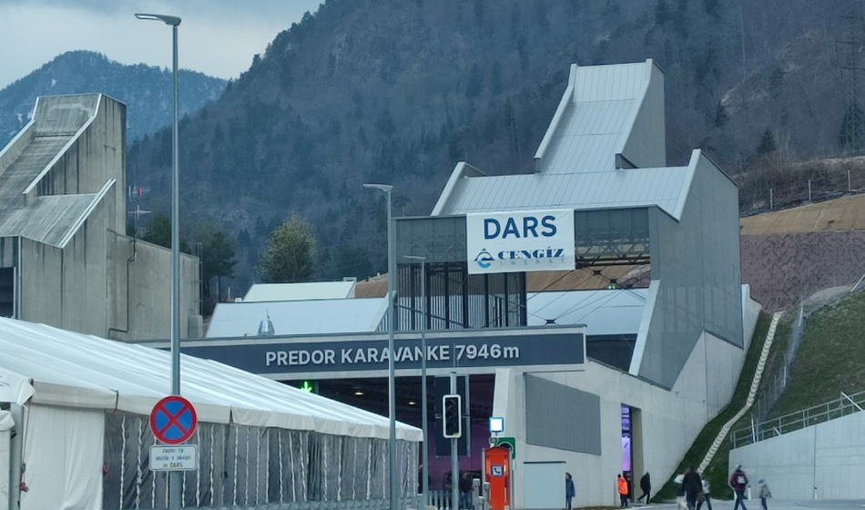 Odprli drugo cev predora Karavanke, a obenem se zapira prva