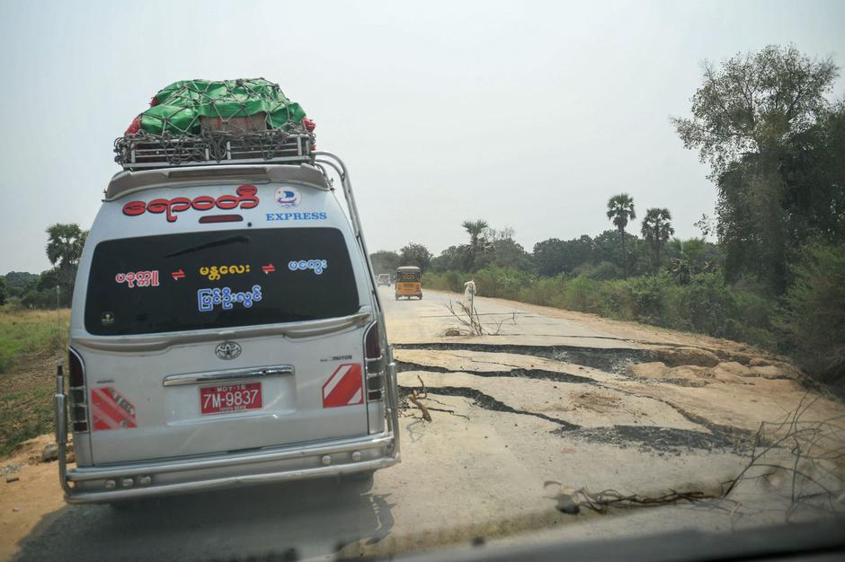 Uničena cesta, potres, Myanmar | Avtor: Profimedia