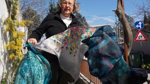 "Nekoč so morali biti vzorci, nastali s tehniko batika, popolni, danes pa so raz