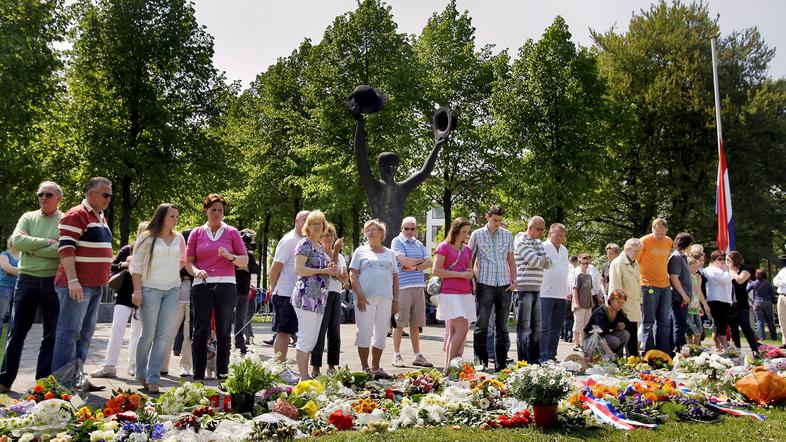 Na prizorišče napada se zgrinjajo množice pretresenih Nizozemcev.