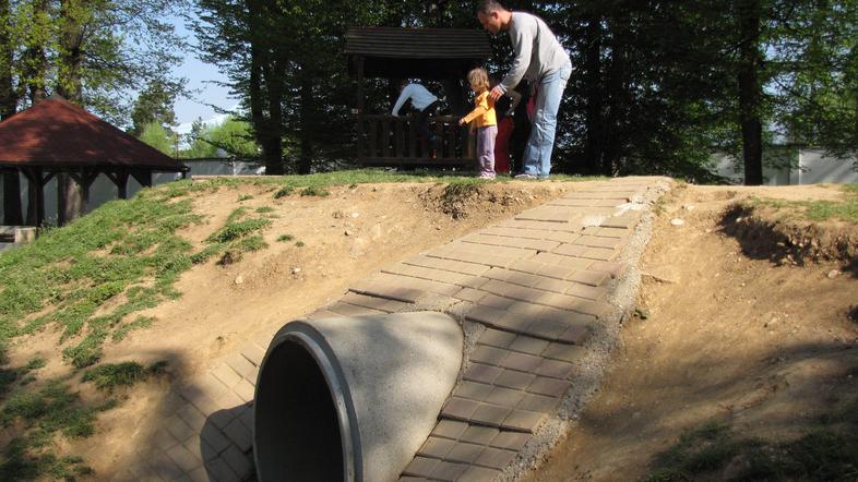 Fartek bi rad hribček v Gibigibu zaradi priljubljenosti rešil, posipanje zemlje 