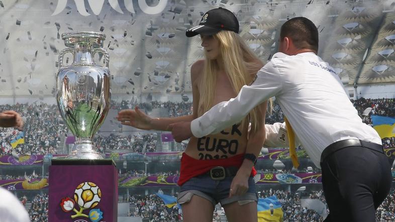 femen euro 2012 pokal