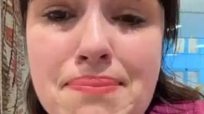 Nika Kovač v solzah