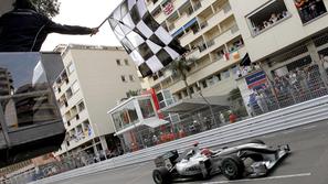 Schumacher je karirasto zastavo prečkal kot šesti, a bil kasneje kaznovan. (Foto