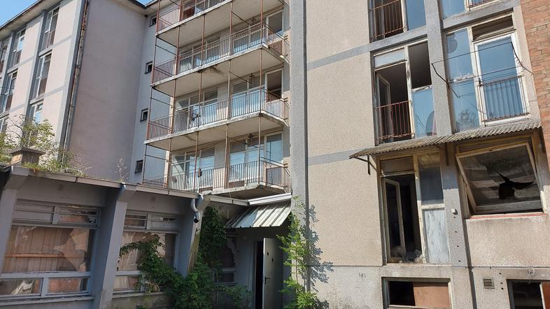 Nekdanji Tekstilindusov samski dom v Stražišču pri Kranju