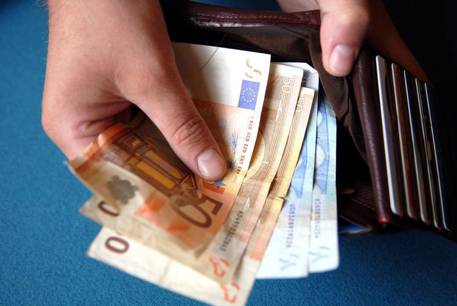 Novice: Jutri bo vsak tretji državljan na svoj račun prejel letni dodatek - denar evro bankovci štetje denarja | Avtor: Profimedia