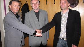 Bakovnik na sredi ter oba podpredsednika nove centrale: Denis Turk levo in Stane