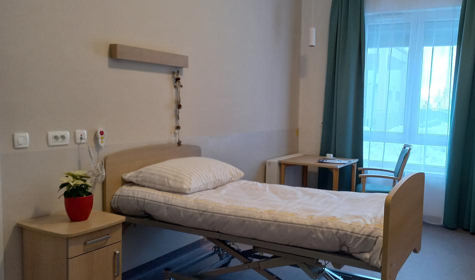 V čakalni vrsti še več ljudi kot pred slabimi štirimi meseci