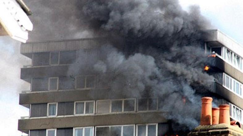 Londonski gasilci so se s požarom borili deset ur.
