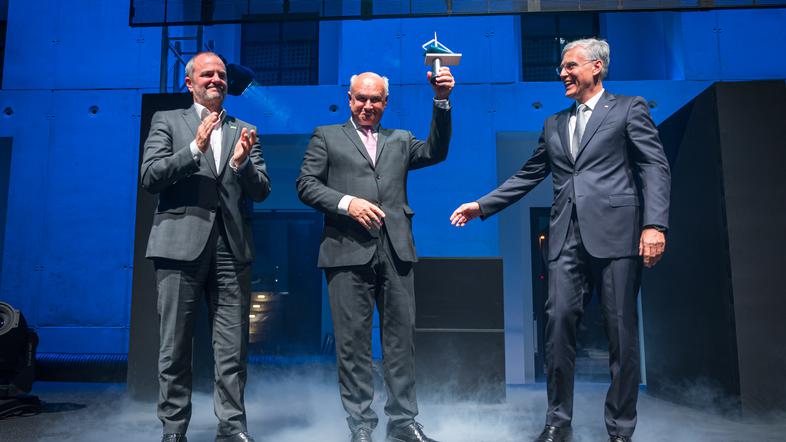 Nagrada za inženirsko odličnost, minister Uroš Brežan, nagrajenec Marjan Pipenbaher, predsednik IZS Črtomir Remec