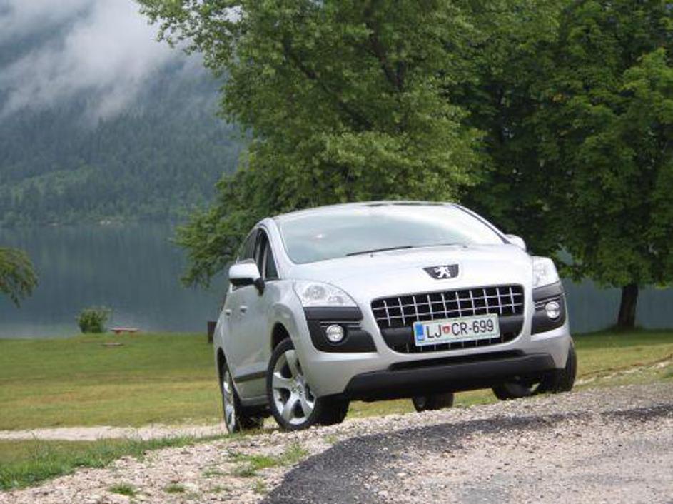 3008 je križanec med kombilimuzino, enoprostorcem in suvom, čeprav je terenskost