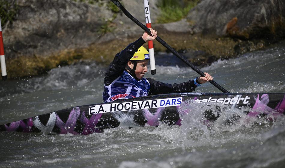 Hočevarjeva na domačih tleh do premierne zmage med elito