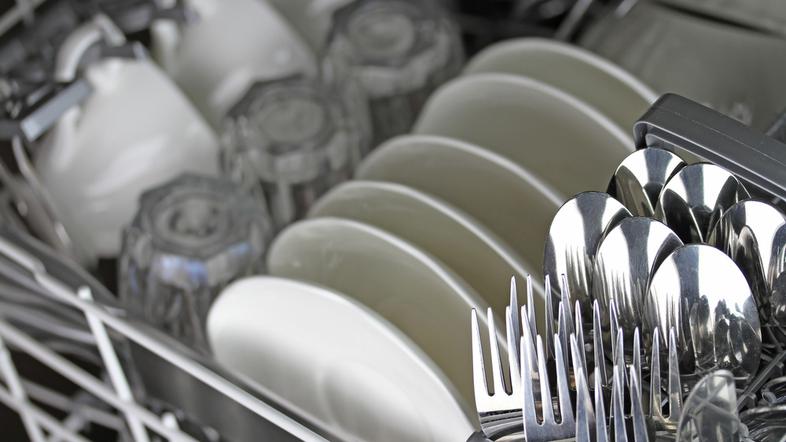 pomivalni stroj posoda