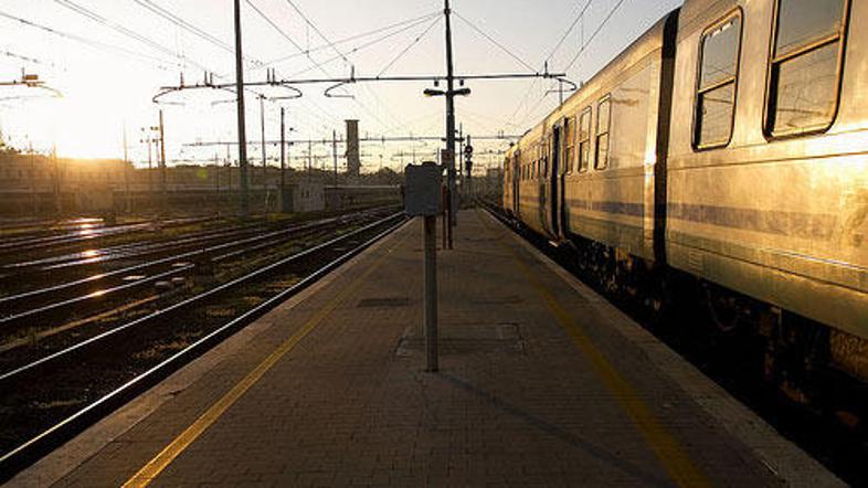 Otroke so našli v kanalizacijskem sistemu v bližini železniške postaje.