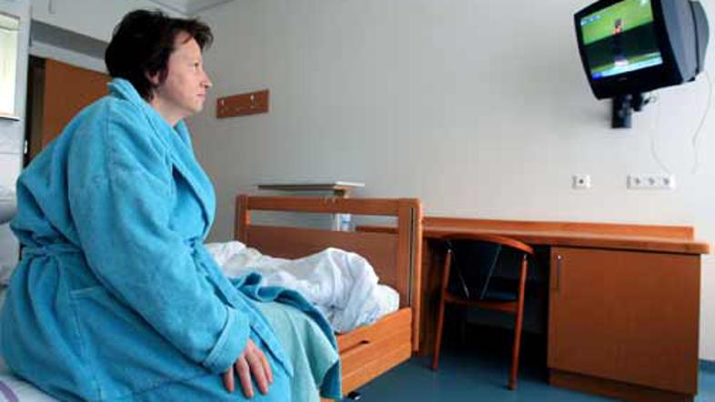 V nadstandardni bolnišnični sobi pacient biva sam, ima TV in telefon ter večinom