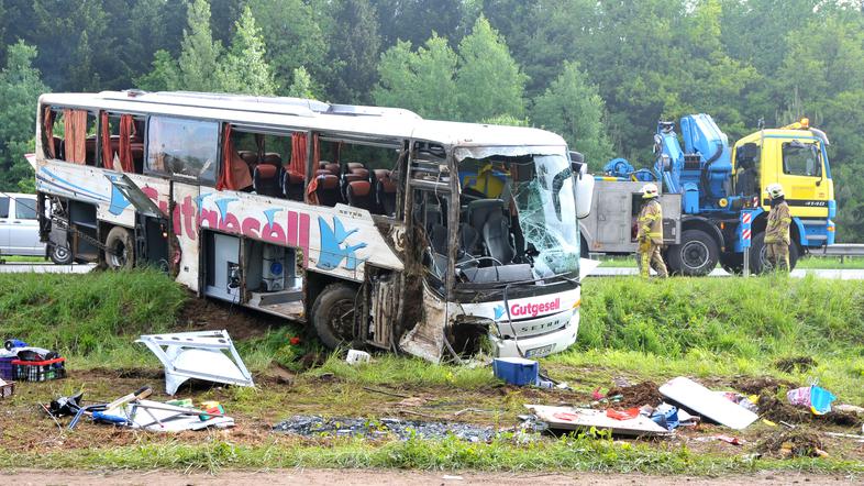 nesreca gorenjska avtocesta otroci avtobus