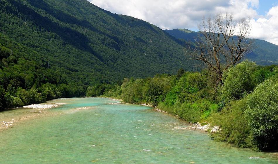 Mladi nacisti ob Soči prižgali ogenj in izobesili zastavo s svastiko