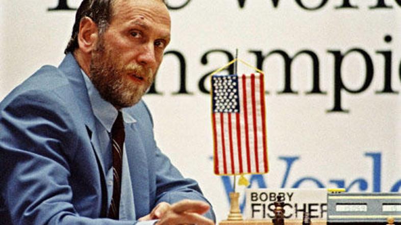 Dočakal je 64 let, toliko, kot je črnobelih polj na šahovnici.