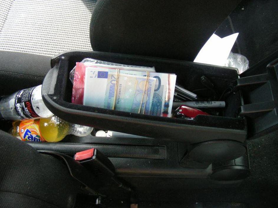 Bolgaroma je s ponarejenimi bančnimi karticami uspelo prek bankomatov dvigniti v