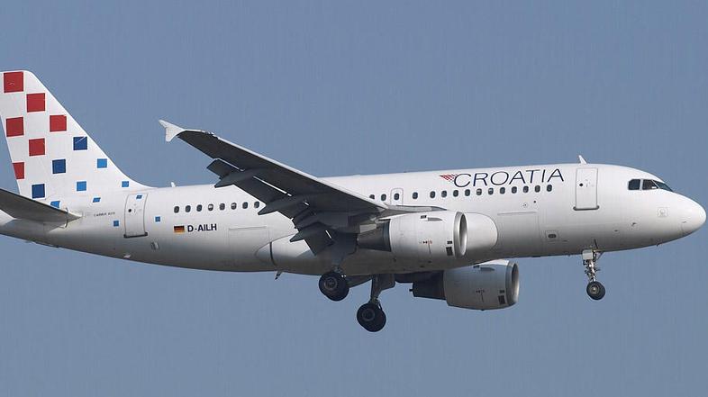 Predpisi osebam s posebnimi potrebami ne dovoljujejo, da sedijo pri zasilnih izh