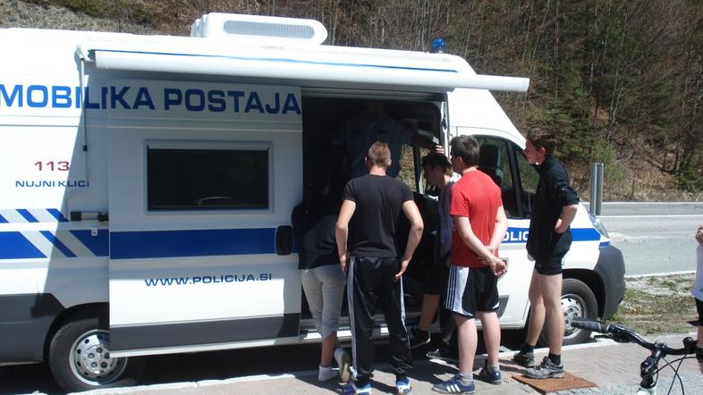 mobilna enota policije