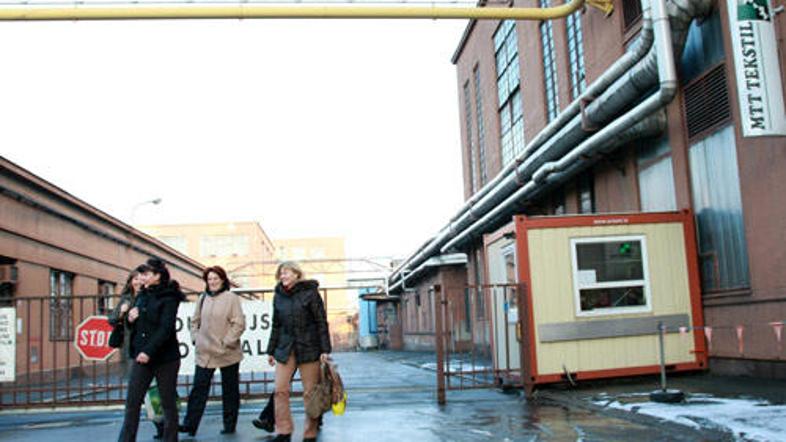 Več delavk naj bi se že pritožilo zaradi pikov bolh. Neuradno smo izvedeli, da s