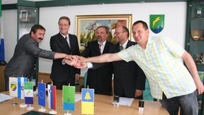 Pogodbo so podpisali Zvonko Lah, Vladimir Prebilič, Franc Škufca, Jože Muhič in 