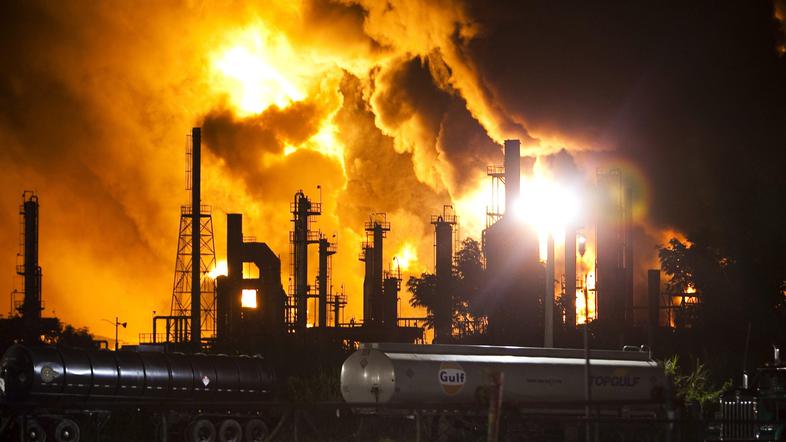 Gasilci se še vedno borijo z ognjenimi zublji. © Reuters