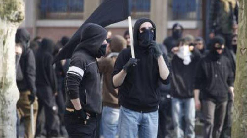 Nato je "sinonim za vojno", je dejal eden od protestnikov.