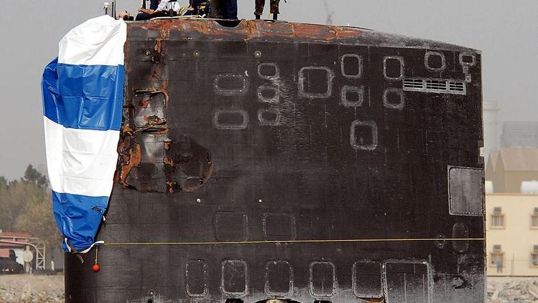 Poškodovan komandni stolp podmornice. USS Hartford je že leta 2003 nasedla na ob