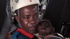 Reševalec in preživeli otrok