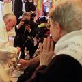 Papež umiva noge vernikom