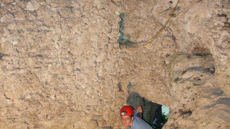 Jamarsko društvo Carnium opozarja radovedne, naj se na grad ne odpravljajo brez 